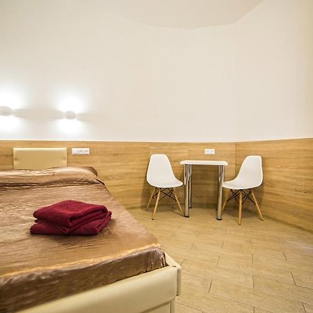 Mini Economy Apartments - Chornovola Avenue - 2 Minutes To The Opera House Lviv Exteriör bild