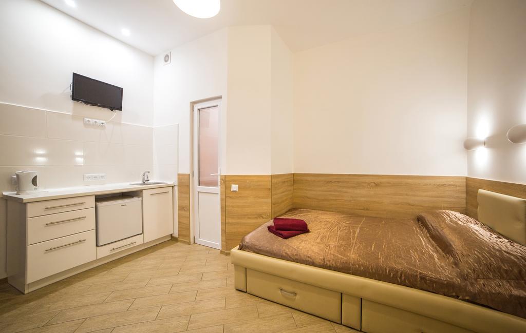 Mini Economy Apartments - Chornovola Avenue - 2 Minutes To The Opera House Lviv Exteriör bild