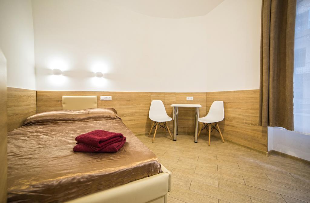 Mini Economy Apartments - Chornovola Avenue - 2 Minutes To The Opera House Lviv Exteriör bild