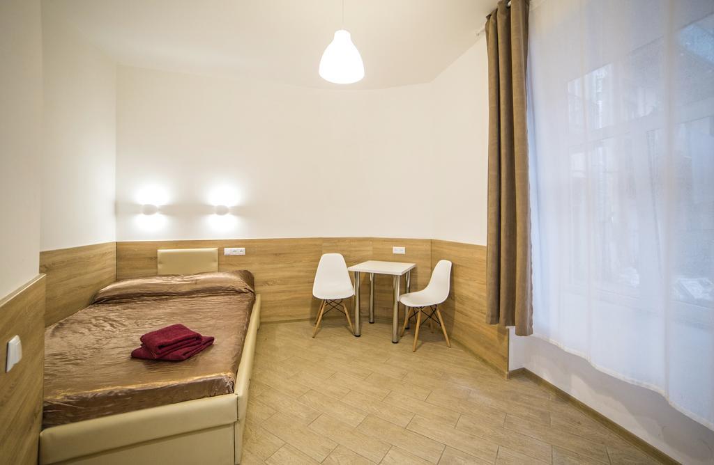 Mini Economy Apartments - Chornovola Avenue - 2 Minutes To The Opera House Lviv Exteriör bild
