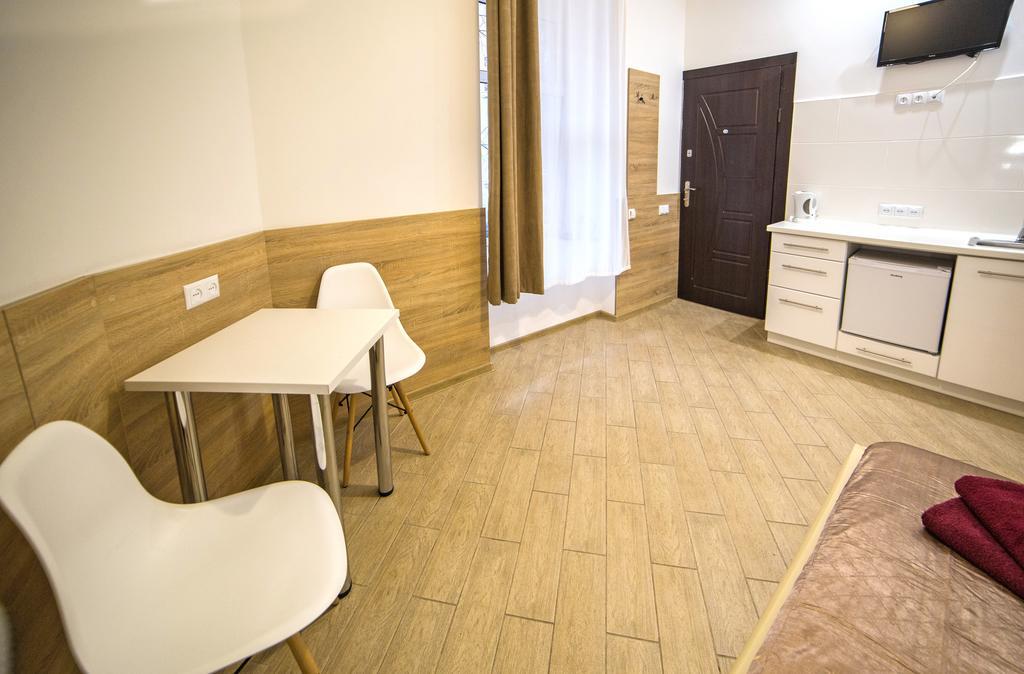 Mini Economy Apartments - Chornovola Avenue - 2 Minutes To The Opera House Lviv Exteriör bild